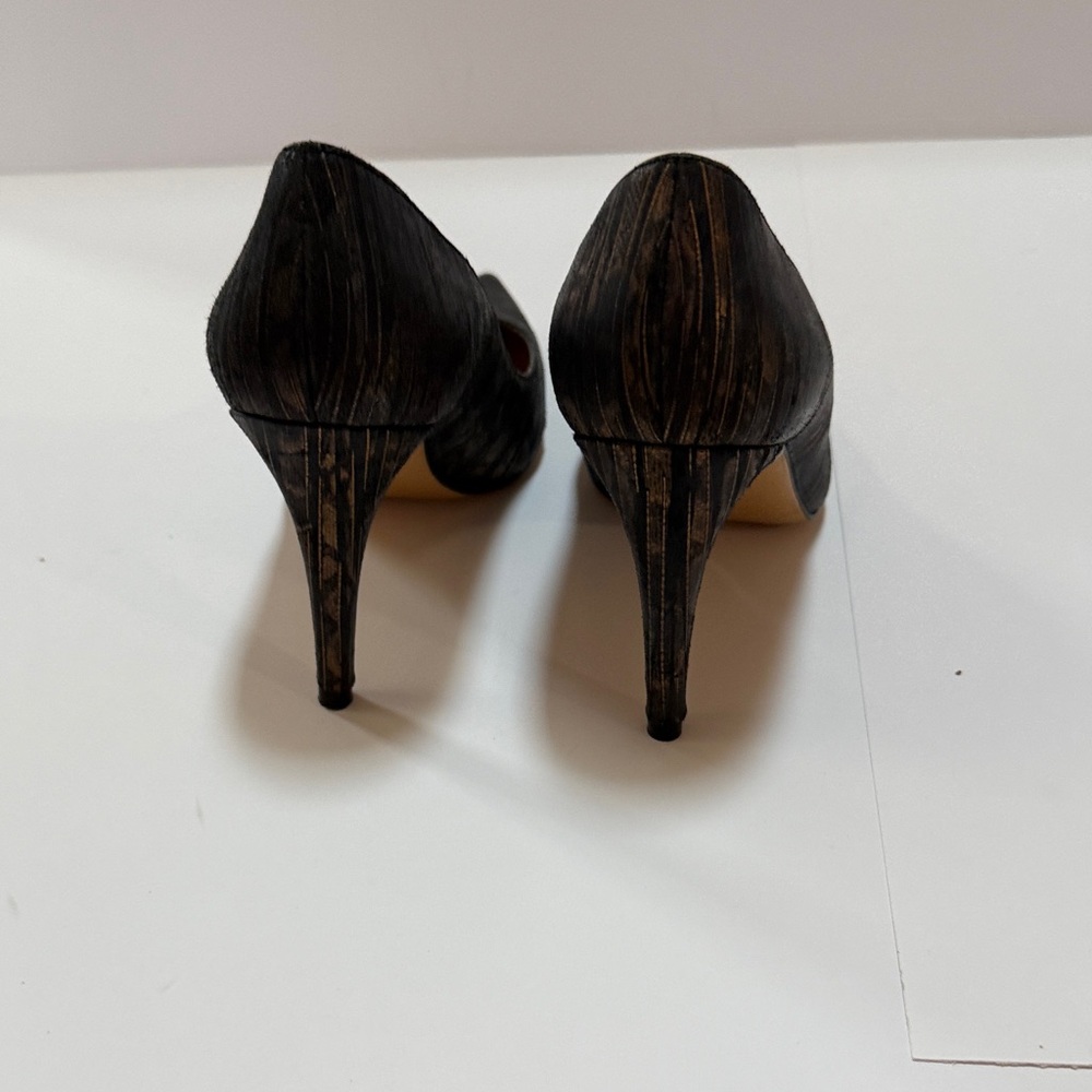 Elegant Black and Gold Women's Heels - Picture 4 of 6
